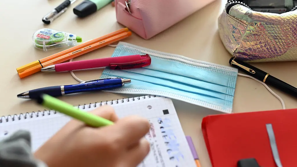 Schreibutensilien-liegen-auf-dem-Tisch-einer-Schuelerin