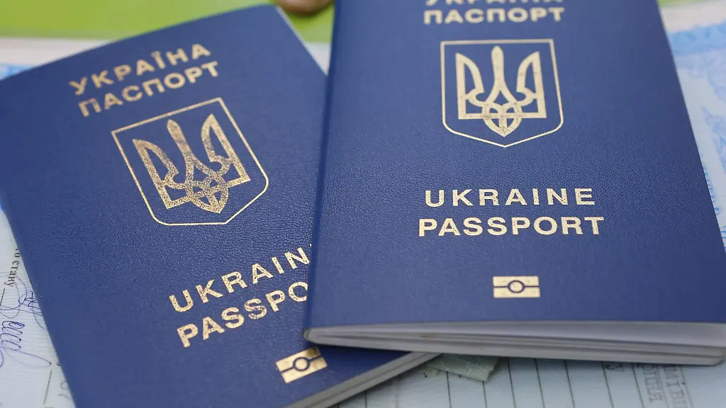 Gefluechtete-aus-der-Ukraine-praesentieren-in-der-Unterkunft-fuer-ukrainische-Gefluechtete-ihre-Paesse