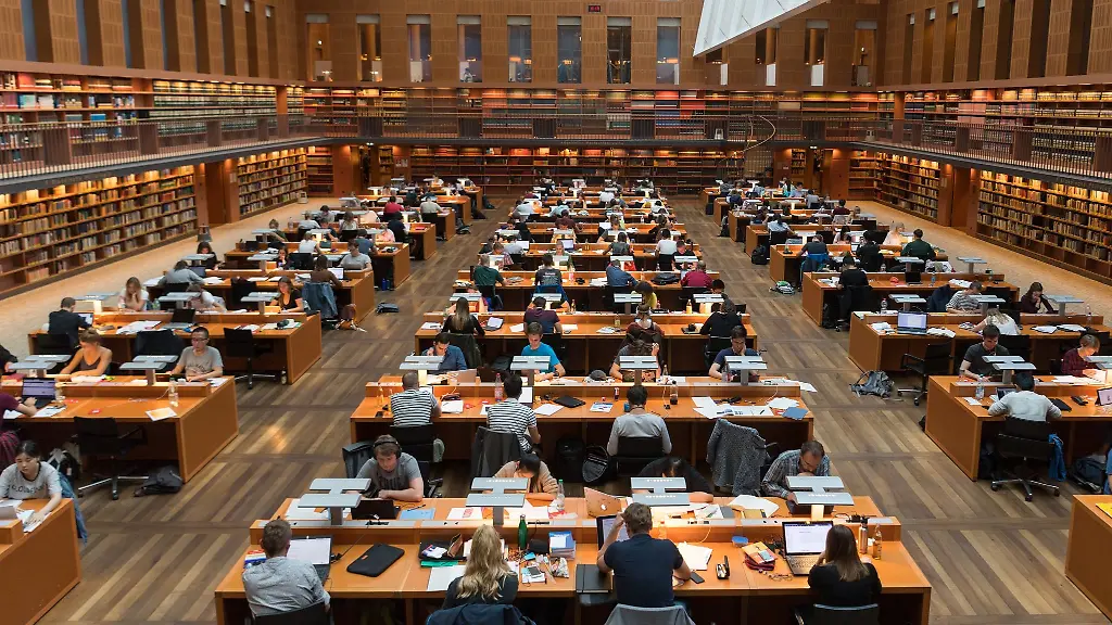 Der-Lesesaal-in-der-Saechsischen-Landesbibliothek-Staats-und-Universitaetsbibliothek-Dresden-SLUB