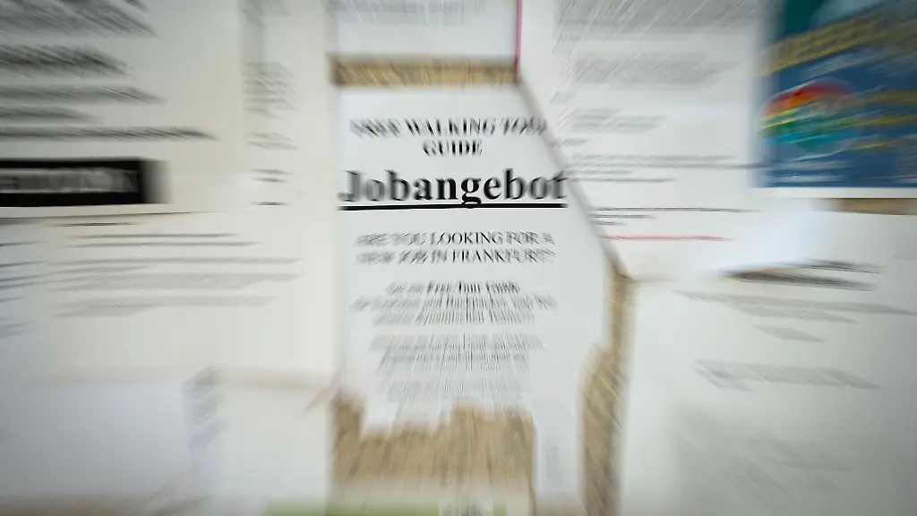 Ein-Jobangebot-haengt-an-einer-Wand-der-Frankfurter-Goethe-Universitaet