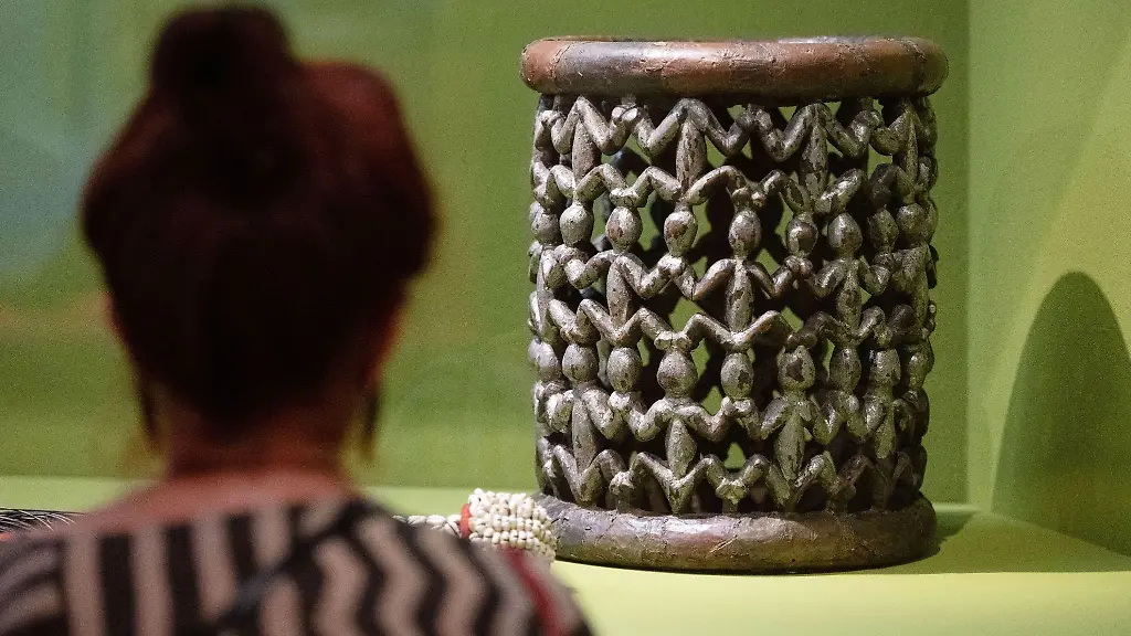 Ein-Thronhocker-vom-Hofe-des-Koenigreichs-Nso-ist-in-einer-Vitrine-im-Linden-Museum-zu-sehen