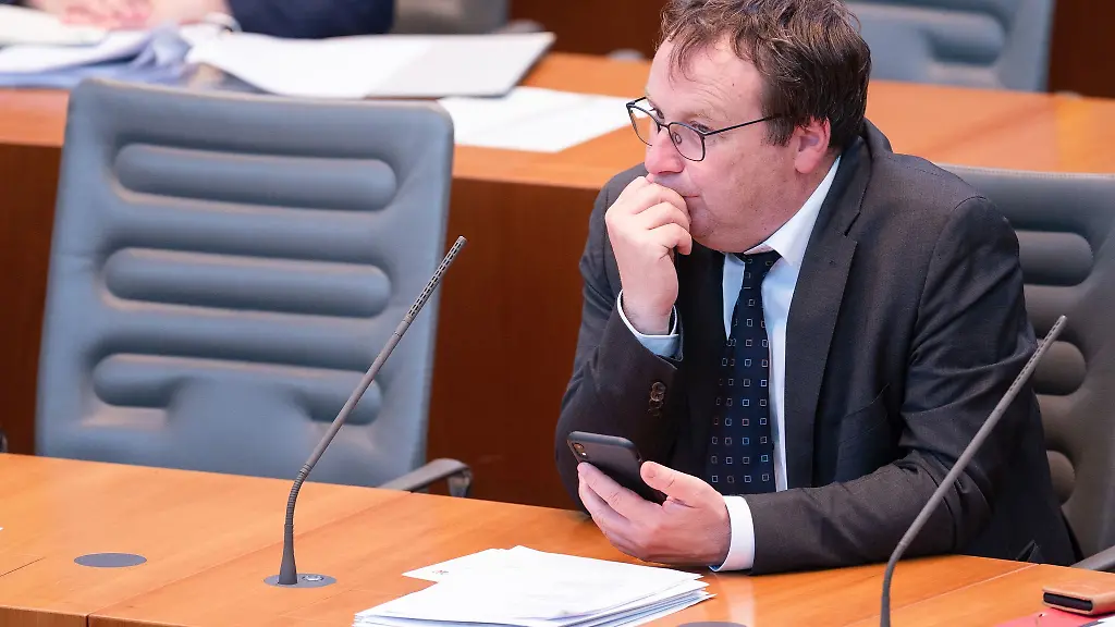 Oliver-Krischer-Buendnis-90-Die-Gruenen-Minister-fuer-Verkehr-Umwelt-und-Naturschutz-in-NRW