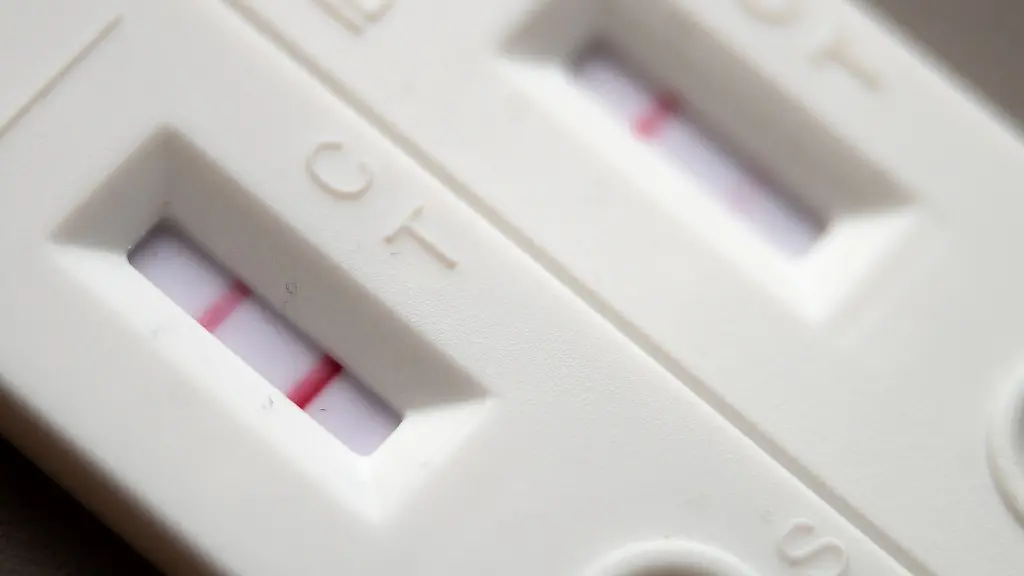 Corona-Schnelltests-mit-positivem-l-und-negativem-Ergebnis-liegen-auf-einem-Tisch