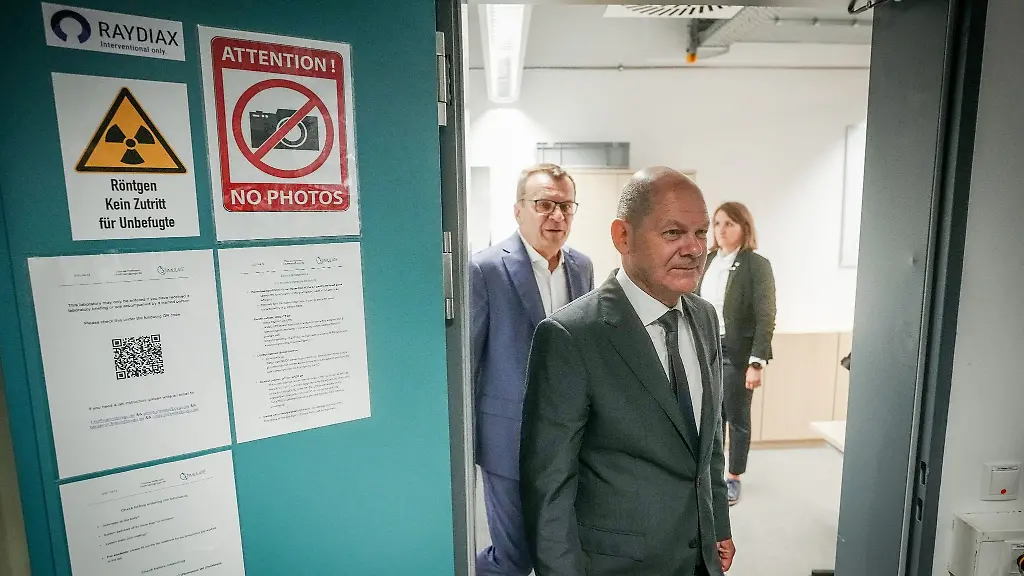 Bundeskanzler-Olaf-Scholz-SPD-M-besucht-die-Otto-von-Guericke-Universitaet-auf-dem-Forschungscampus-Stimulate