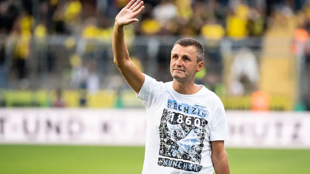 Trainer-Michael-Koellner-von-1860-Muenchen-kommt-vor-Spielbeginn-zum-Interview