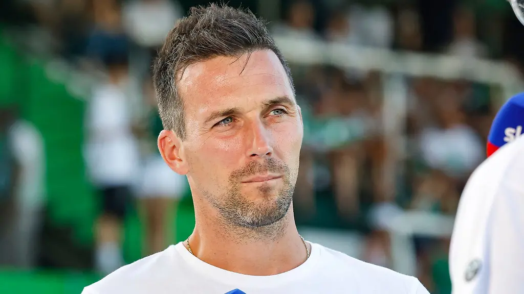 Der-Karlsruher-Trainer-Christian-Eichner-gibt-vor-dem-Spiel-ein-Interview