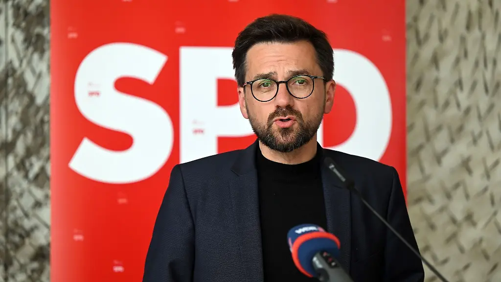 Nordrhein-Westfalens-SPD-Fraktionschef-Thomas-Kutschaty-gibt-ein-Statement-im-Landtag-ab
