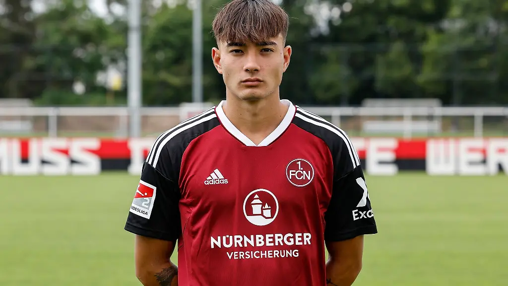 Nuernbergs-Jens-Castrop-waehrend-eines-Fototermins