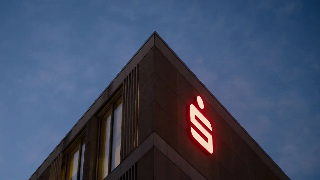 Das-Logo-der-Sparkasse-ist-an-der-Fassade-eines-Gebaeudes-zu-sehen