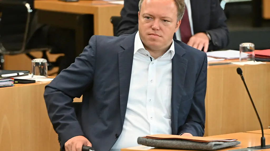 Mario-Voigt-Thueringer-CDU-Fraktionschef-verfolgt-im-Plenarsaal-eine-Landtagssitzung