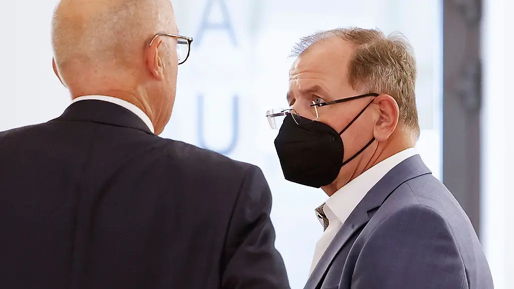 Bezirkstagspraesident-Erwin-Dotzel-r-bespricht-sich-mit-seinem-Verteidiger-Thomas-Rothaug