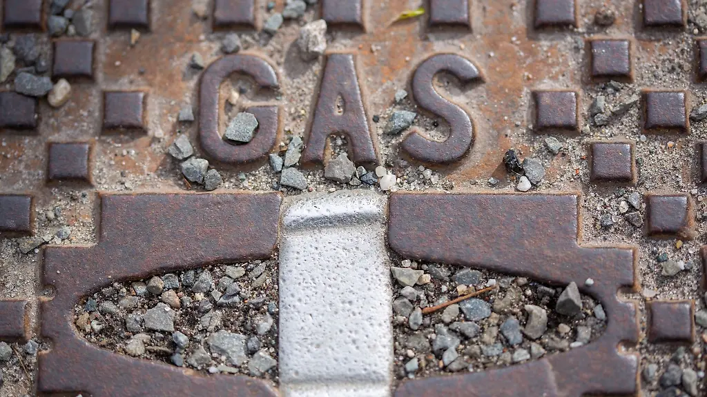 Der-Schriftzug-Gas-steht-auf-einer-Strassenkappe
