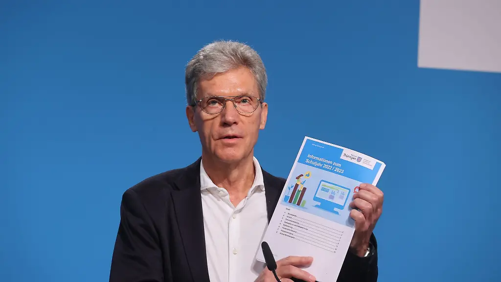 Bildungsminister-Helmut-Holter-Die-Linke-spricht-bei-der-Regierungsmedienkonferenz