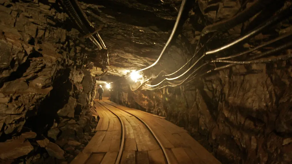 Blick-in-ein-Stollen-des-Schaubergwerks