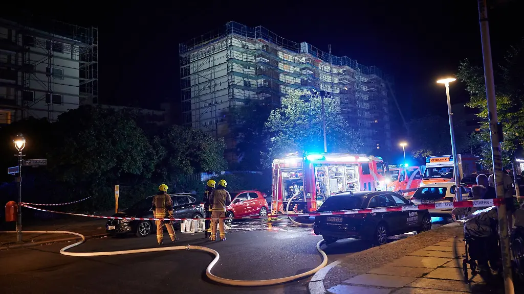 Feuerwaegen-stehen-vor-einem-Mietshaus-in-Gesundbrunnen