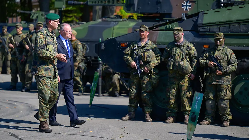 Stephan-Weil-spricht-mit-Lutz-Kuhn-l-Brigadekommandeur-der-Panzerlehrbrigade-9