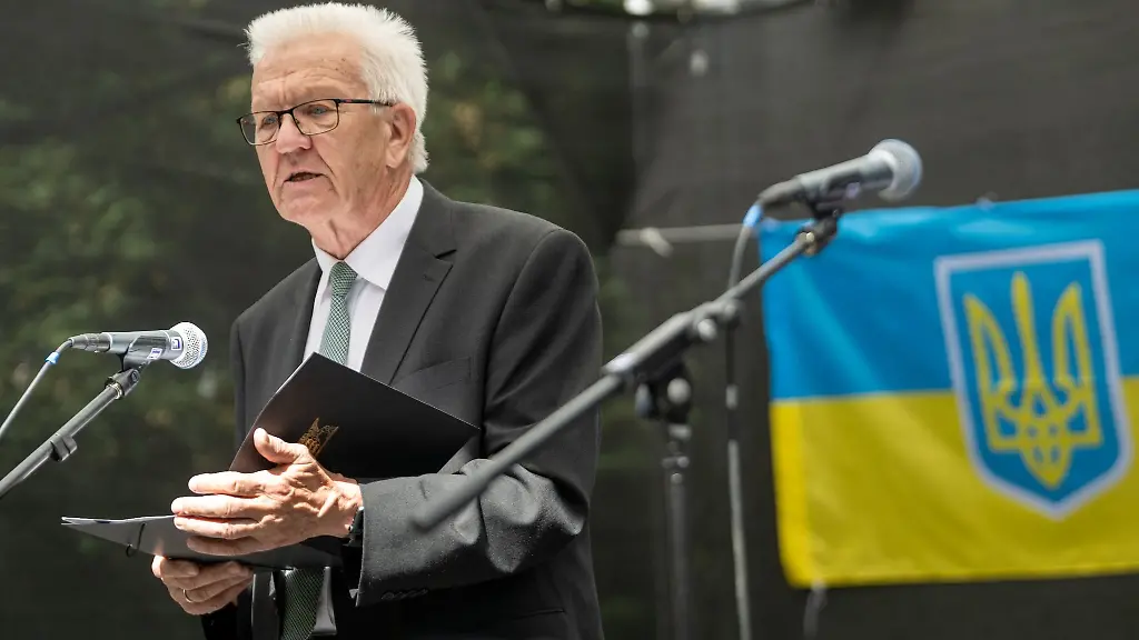 Baden-Wuerttembergs-Ministerpraesident-Winfried-Kretschmann-spricht-vor-einer-ukrainischen-Fahne