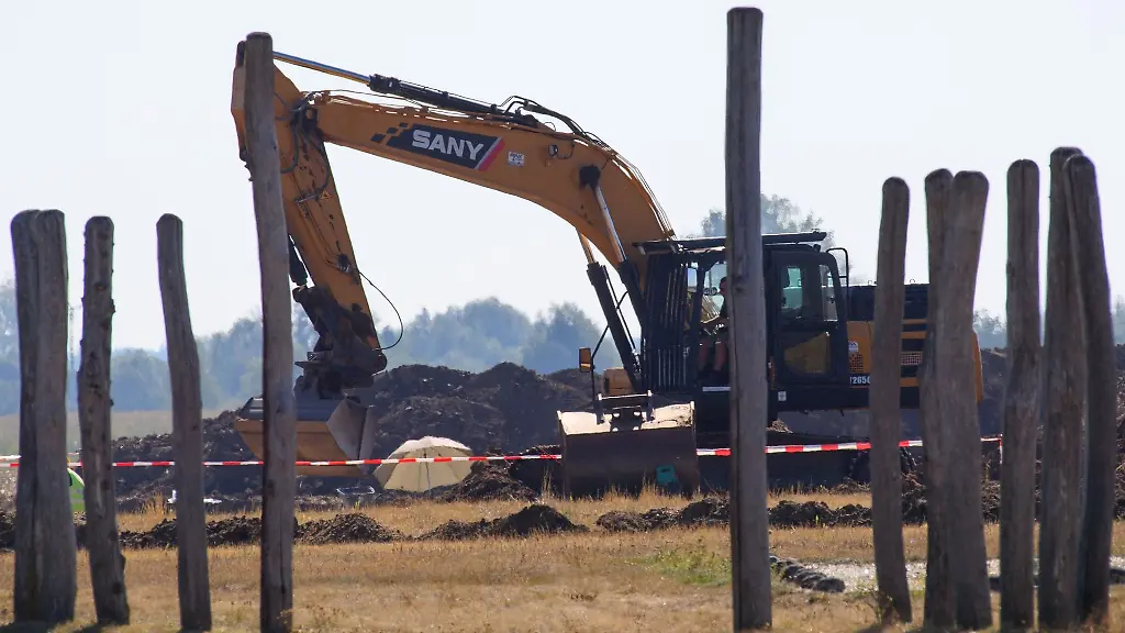 Ein-Bagger-entfernt-die-obere-Erdschicht-am-Ringheiligtum-Poemmelte