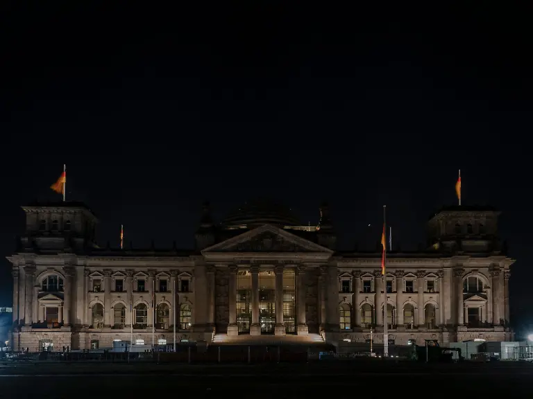 Energiesparmassnahme-Der-Reichstag-in-Berlin-samt-Kuppel-bleibt-in-der-Nacht-dunkel