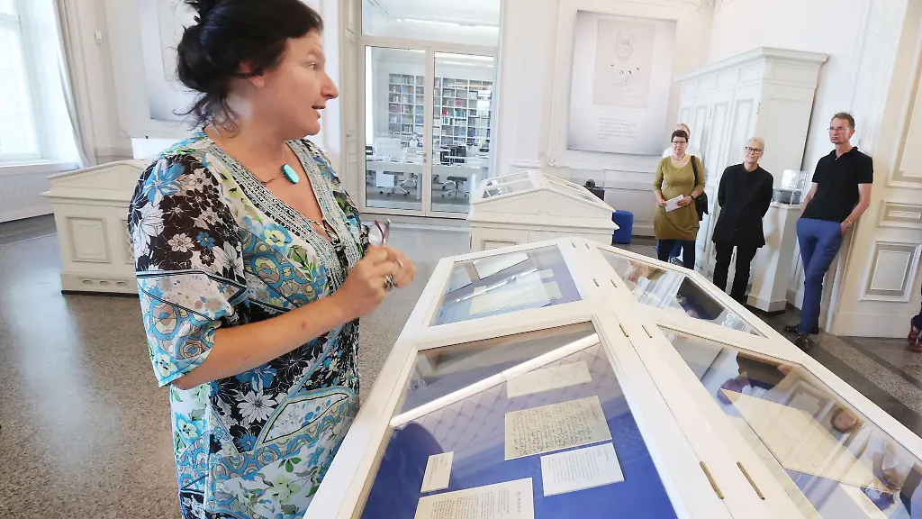 Francesca-Mueller-Fabbri-Kuratorin-spricht-bei-einem-Pressetermin-zur-Eroeffnung-der-Ausstellung-Mut-zum-Chaos-Ottilie-von-Goethe-im-Goethe-Schiller-Archiv-zu-Journalisten