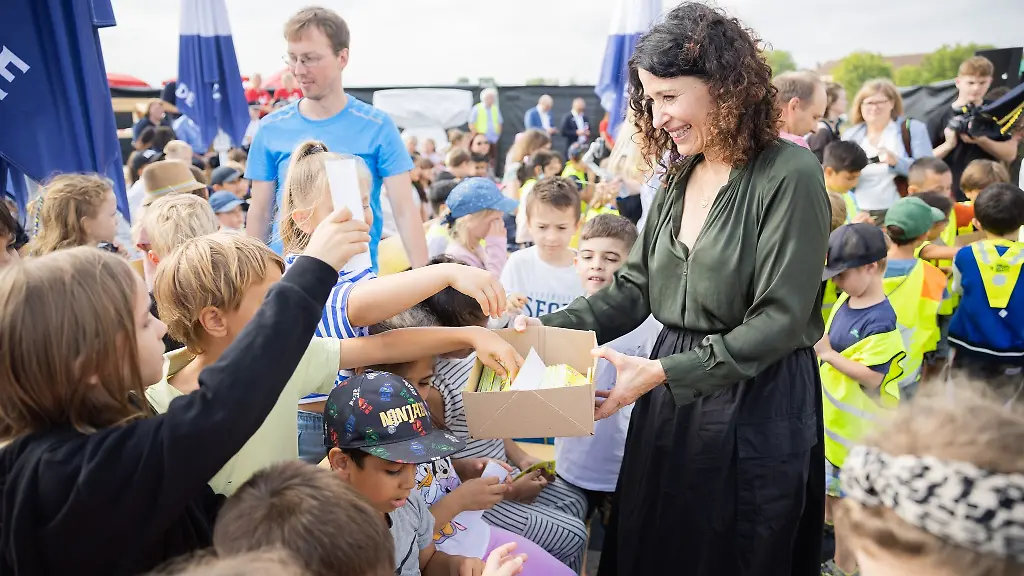 Bettina-Jarasch-Buendnis-90-Die-Gruenen-Berliner-Senatorin-fuer-Umwelt-Verkehr-Klima-und-Verbraucherschutz-verteilt-beim-Verkehrssicherheitstag-auf-dem-Tempelhofer-Feld-Reflektoren