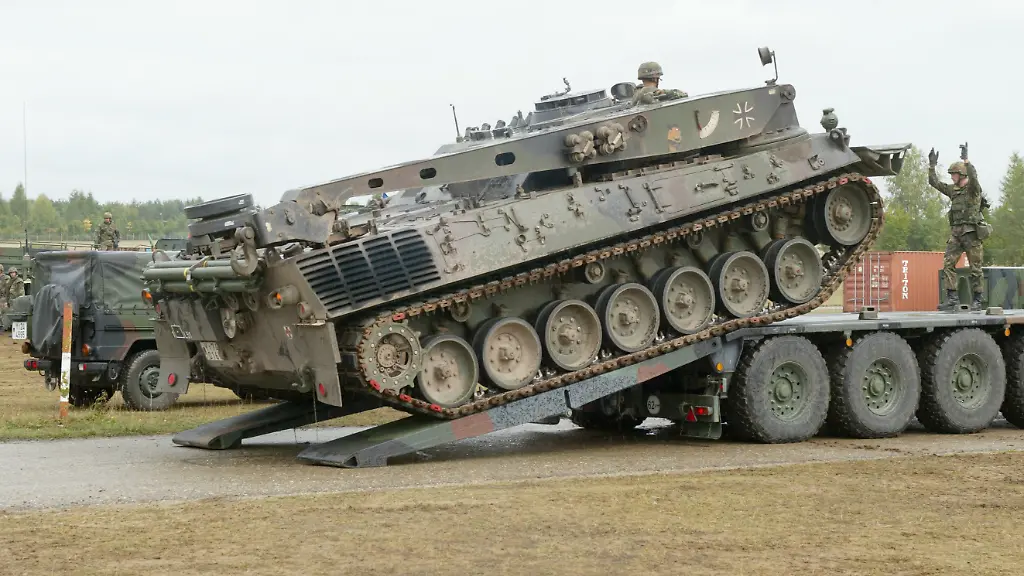 Ein-Bergepanzer-2-wird-von-einem-Schwerlasttransporter-SLT-50-3-Elephant-abgeladen