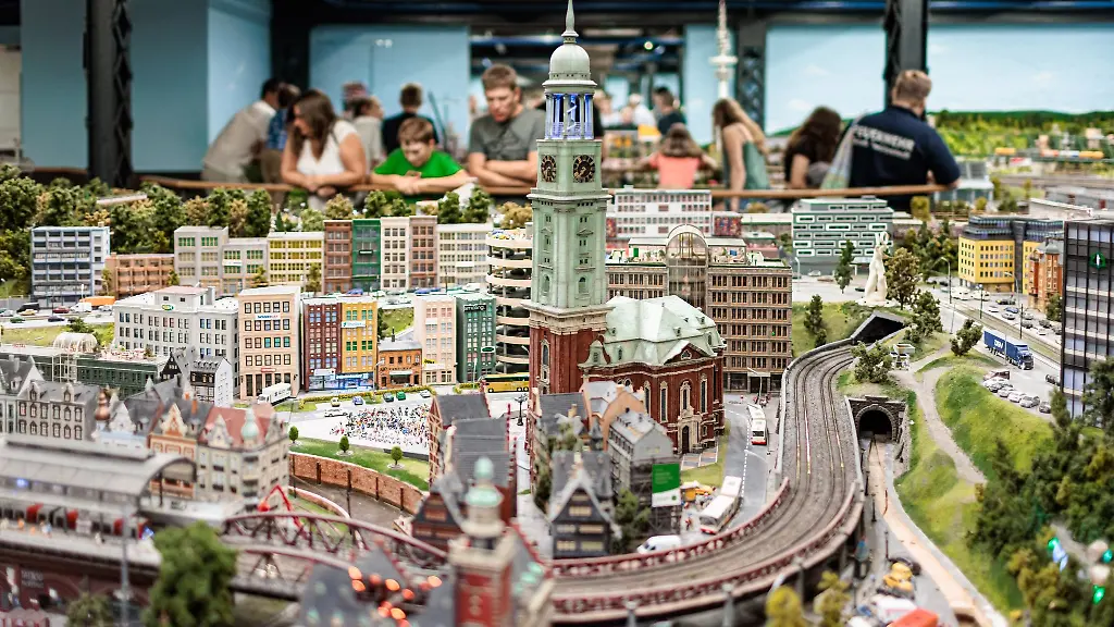 Besucher-betrachten-ein-Modell-im-Miniaturwunderland