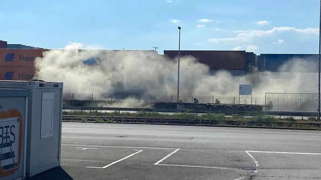Auf-einem-Mannheimer-Werksgelaende-ist-am-Dienstagnachmittag-eine-gefaehrliche-Fluessigkeit-ausgetreten