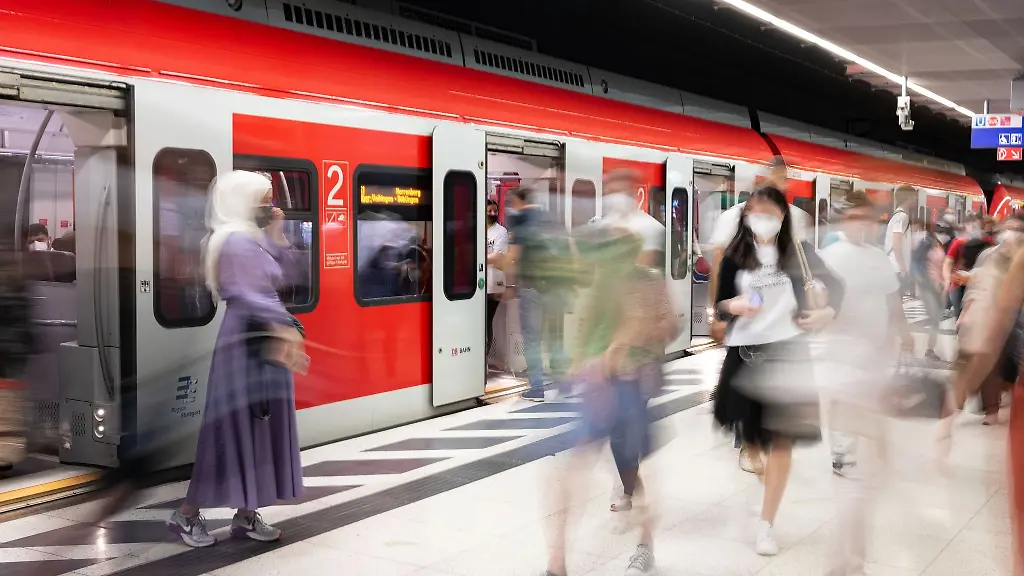 Fahrgaeste-steigen-an-einem-Gleis-des-Tiefbahnhofs-im-Hauptbahnhof-aus-einer-S-Bahn