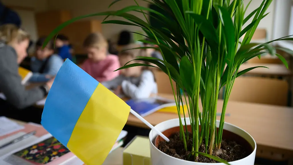 Grundschueler-aus-der-Ukraine-sitzen-in-einem-Klassenzimmer
