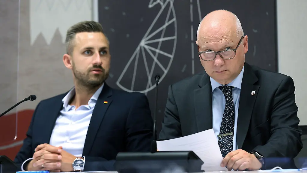 Oliver-Kirchner-r-Fraktionsvorsitzender-der-AfD-in-Sachsen-Anhalt-und-der-stellvertretende-Fraktionsvorsitzende-Ulrich-Siegmund