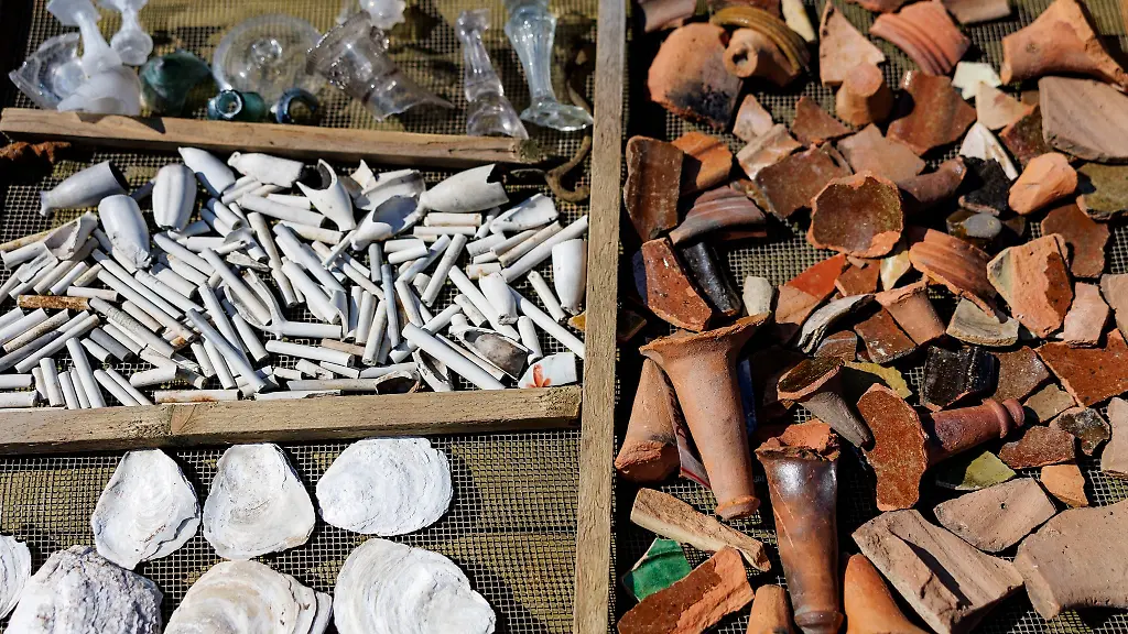 Muschelschalen-Glas-und-Tonfragmente-sind-beim-ehemaligen-Danewerk-Museums-ausgestellt