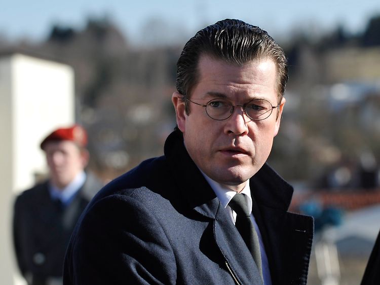 Unter Druck: Guttenberg muss noch mit den Plagiatsvorwürfen kämpfen, da kommen Probleme bei der Bundeswehrreform ziemlich ungelegen.