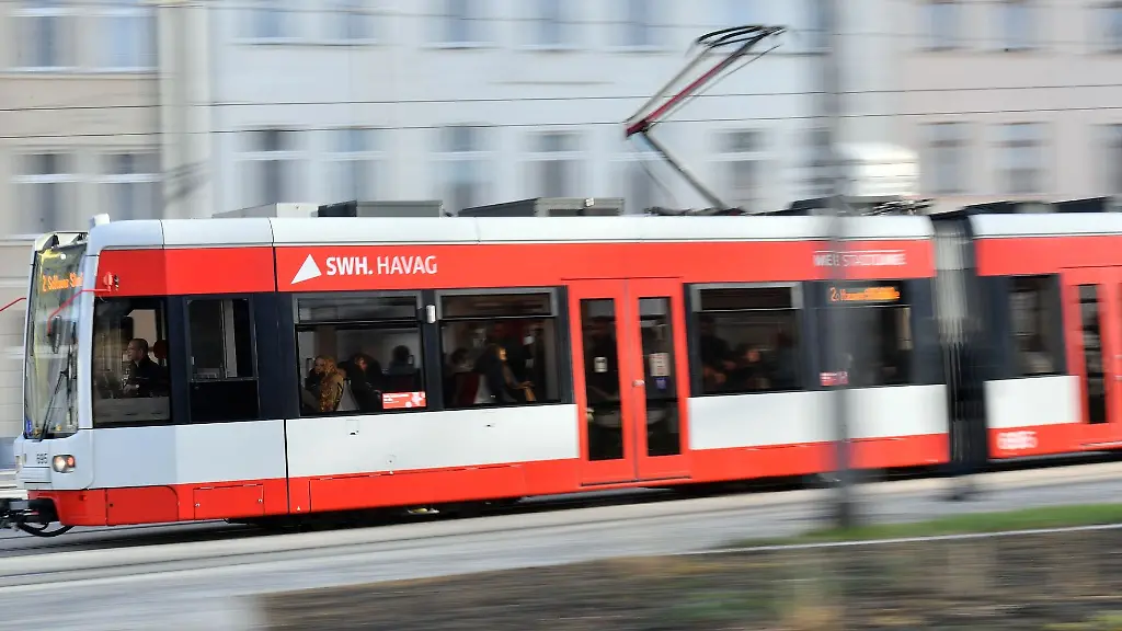 Eine-Strassenbahn-verkehrt-in-Halle-Saale