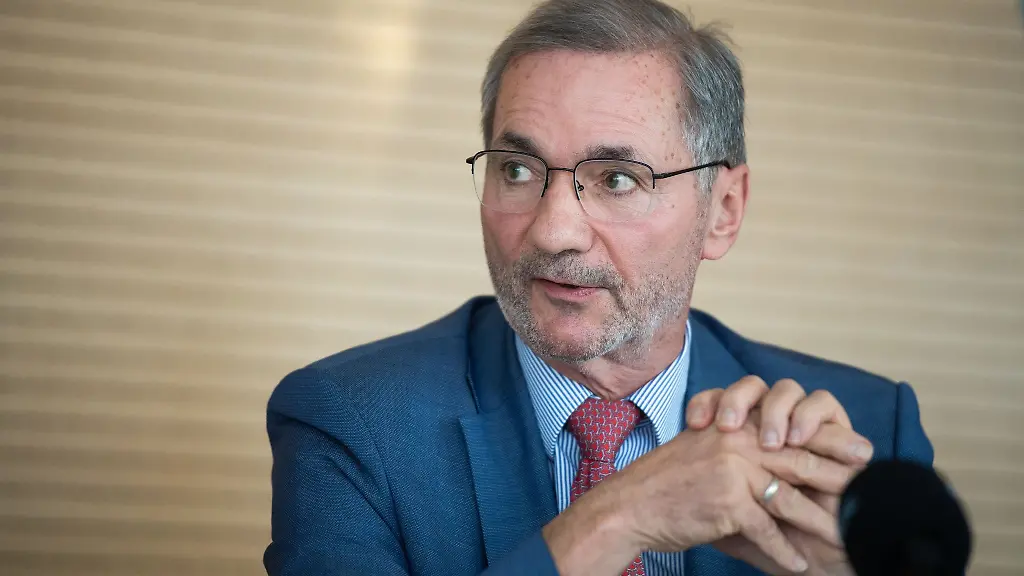 Matthias-Platzeck-ehemaliger-Ministerpraesident-von-Brandenburg-spricht-bei-einer-Pressekonferenz