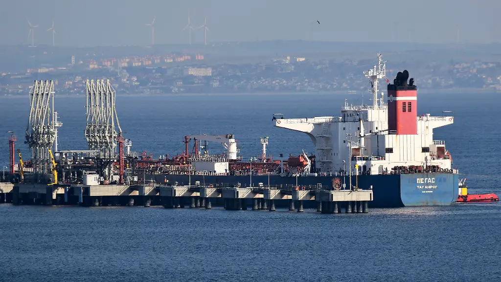 2022-04-19T102759Z-33690980-RC2C0S9S38PH-RTRMADP-3-UKRAINE-CRISIS-GREECE-TANKER