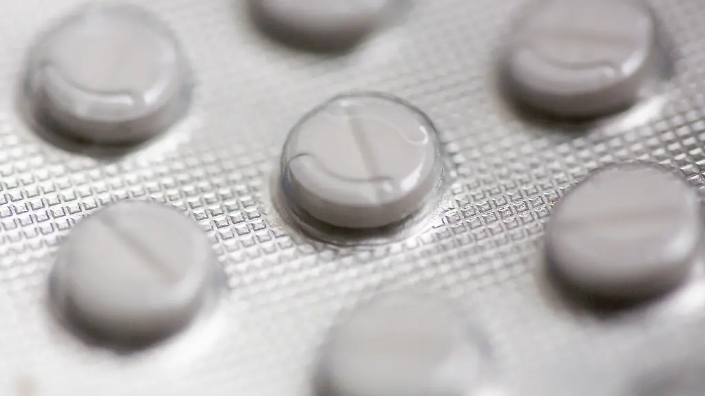 Eine-Blisterverpackung-mit-Tabletten-liegt-auf-einem-Tisch