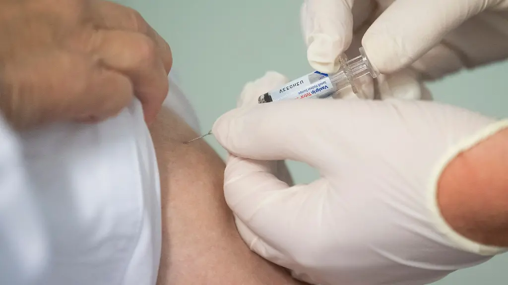 Ein-Mann-wird-geimpft