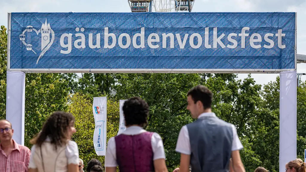 Besucher-gehen-auf-dem-Gelaende-des-Gaeubodenvolksfestes
