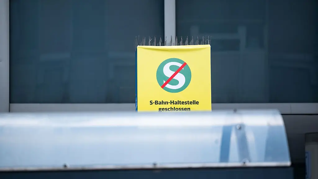 Ein-Schild-zeigt-an-der-S-Bahn-Haltestelle-Schwabstrasse-ein-durchgestrichenes-S-Bahn-Zeichen