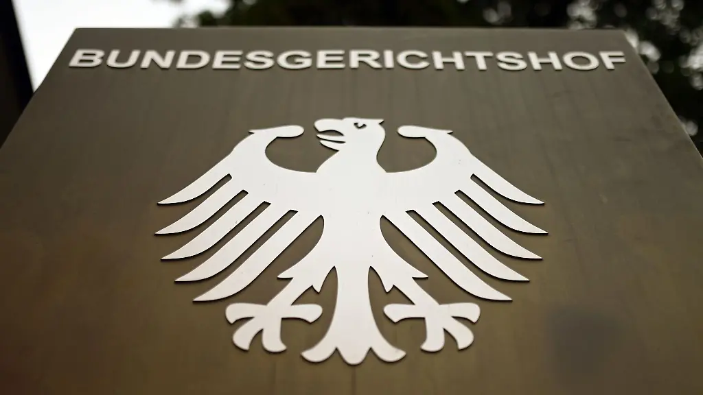 Ein-Hinweisschild-mit-dem-Bundesadler-steht-vor-dem-Bundesgerichtshof-BGH-in-Karlsruhe
