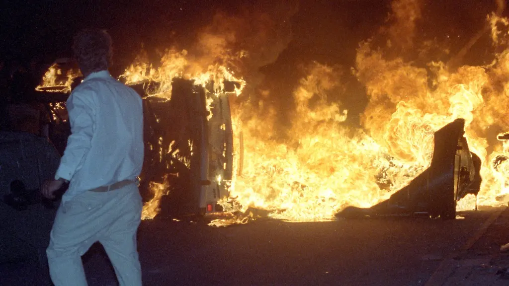 Brennendes-Auto-auf-der-Strasse-vor-dem-zentralen-Asylbewerberheim-von-Mecklenburg-Vorpommern-in-Rostock-Lichtenhagen