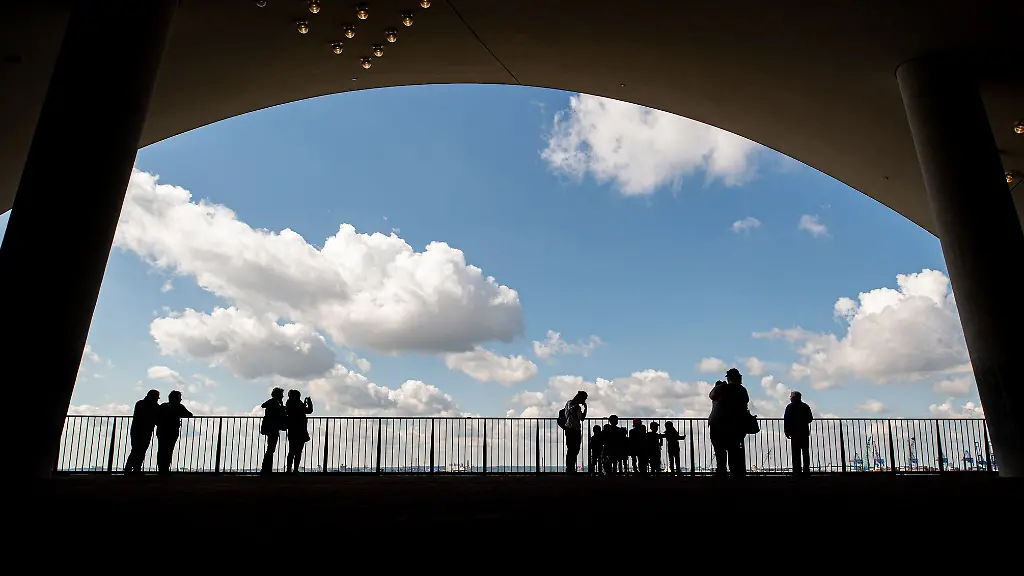 Besucher-stehen-auf-der-Plaza-der-Elbphilharmonie