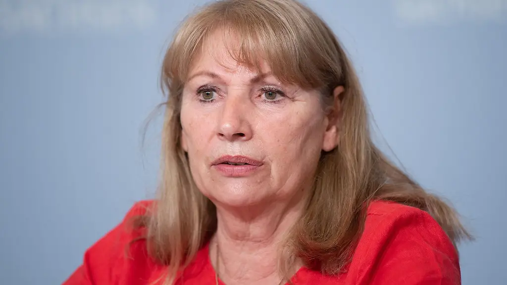 Sachsens-Sozialministerin-Petra-Koepping-SPD-nimmt-an-einer-Pressekonferenz-teil