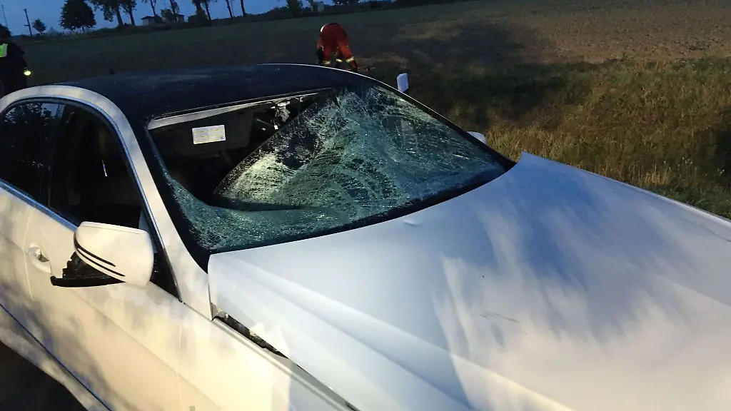 Das-beschaedigte-Auto-das-in-eine-Menschengruppe-fuhr