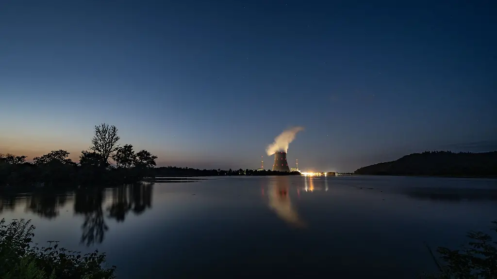 Wasserdampf-steigt-aus-dem-Kuehlturm-des-Atomkraftwerks-Isar-2-in-Bayern