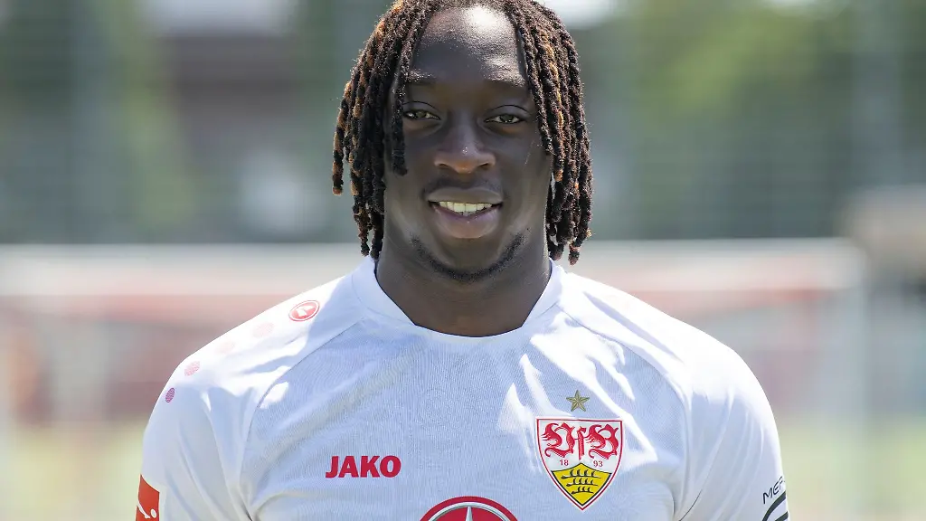 VfB-Stuttgarts-Tanguy-Coulibaly-bei-einem-offiziellen-Fototermin