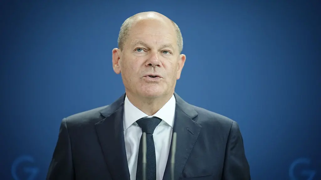 Bundeskanzler-Olaf-Scholz-gibt-ein-Pressestatement