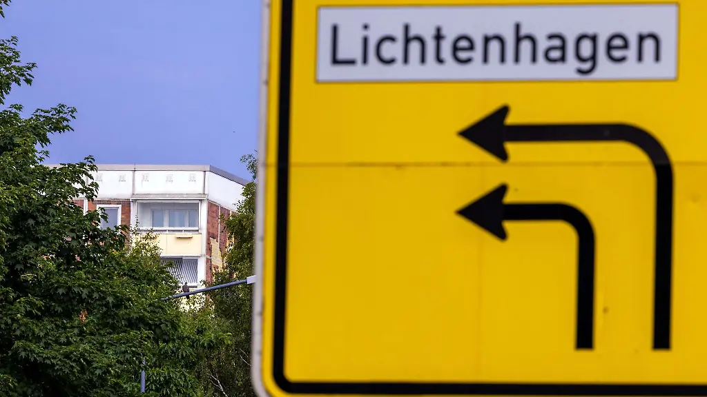 Der-Wegweiser-zeigt-den-Namen-des-Rostocker-Stadtteils-Lichtenhagen