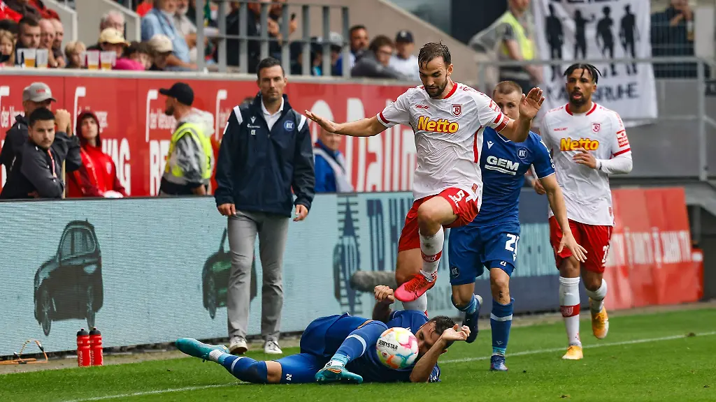 Der-Karlsruher-Fabian-Schleusener-l-und-der-Regensburger-Benedikt-Gimber-r-in-Aktion